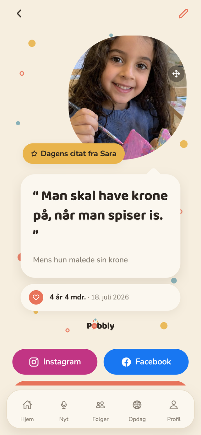 Et delekort i Pobbly på en iPhone: citatet ‘Månen er solens nattøj.’ i en stor taleboble under et rundt foto af Sara, med hendes alder og dato, og knapper til at dele til Instagram og Facebook nederst.