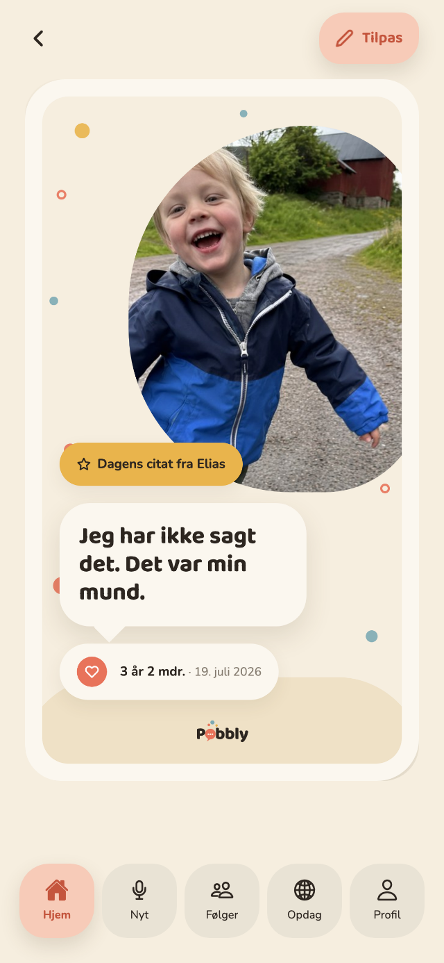 Et delekort i Pobbly på en iPhone: et rundt foto af Elias over en stor taleboble med citatet 'Traktoren har også en mor.', hans alder og dato, og knapper til at dele på Instagram og Facebook.